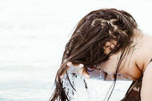 Lire la suite à propos de l’article Combien de fois par semaine faut-il se laver les cheveux selon un dermatologue ?